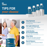 Dr. Tobias en cocina con frasco y alimentos saludables para estilo de vida