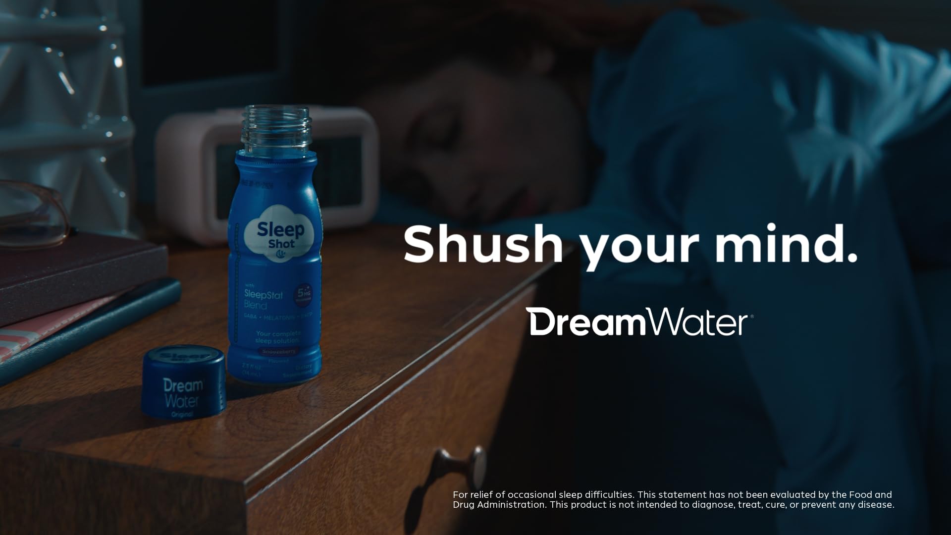 Dream Water shot sobre mesita de noche sugiere uso nocturno relajante