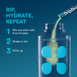 DripDrop junto a mano y botella para comparar tamaño y portabilidad