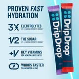 DripDrop sobres distribuidos en mesa ilustrando portabilidad y sabores frutales convenientes