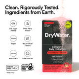 Sobre DryWater junto a botella para comparar tamaño y transporte cómodo