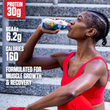 Dymatize persona bebiendo tras entrenamiento para recuperación muscular rápida