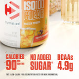 Dymatize polvo vertido en mano mostrando finura y fácil mezcla