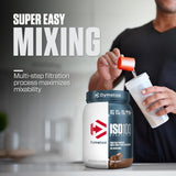 Dymatize ISO100 envase junto a objeto cotidiano para comparar tamaño