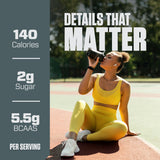 Dymatize polvo en cuchara listo para medir 25 g de proteína por servicio