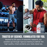Dymatize uso en gimnasio con botella para consumo post-entrenamiento eficiente