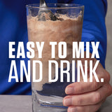 Dymatize vaso con batido chocolateero listo para consumir tras entrenamiento