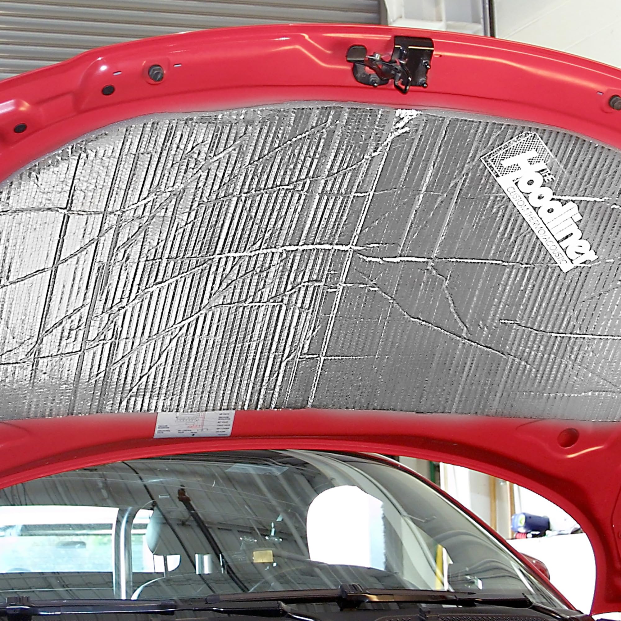 Dynamat Hoodliner cara aluminizada detallada que refleja calor