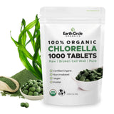 Escena de estilo de vida: desayuno saludable con tabletas Earth Circle Organics junto a alimentos verdes