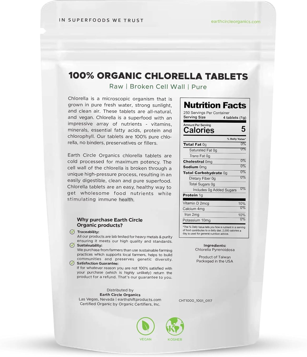 Earth Circle Organics tabletas en la mano para comparar tamaño y dosificación
