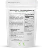 Earth Circle Organics tabletas en la mano para comparar tamaño y dosificación