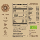 Cacao en polvo cerca del envase Earth Fed Muscle resaltando sabor natural