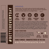 Earth Fed Muscle envase 2 lb junto a objetos cotidianos para escala
