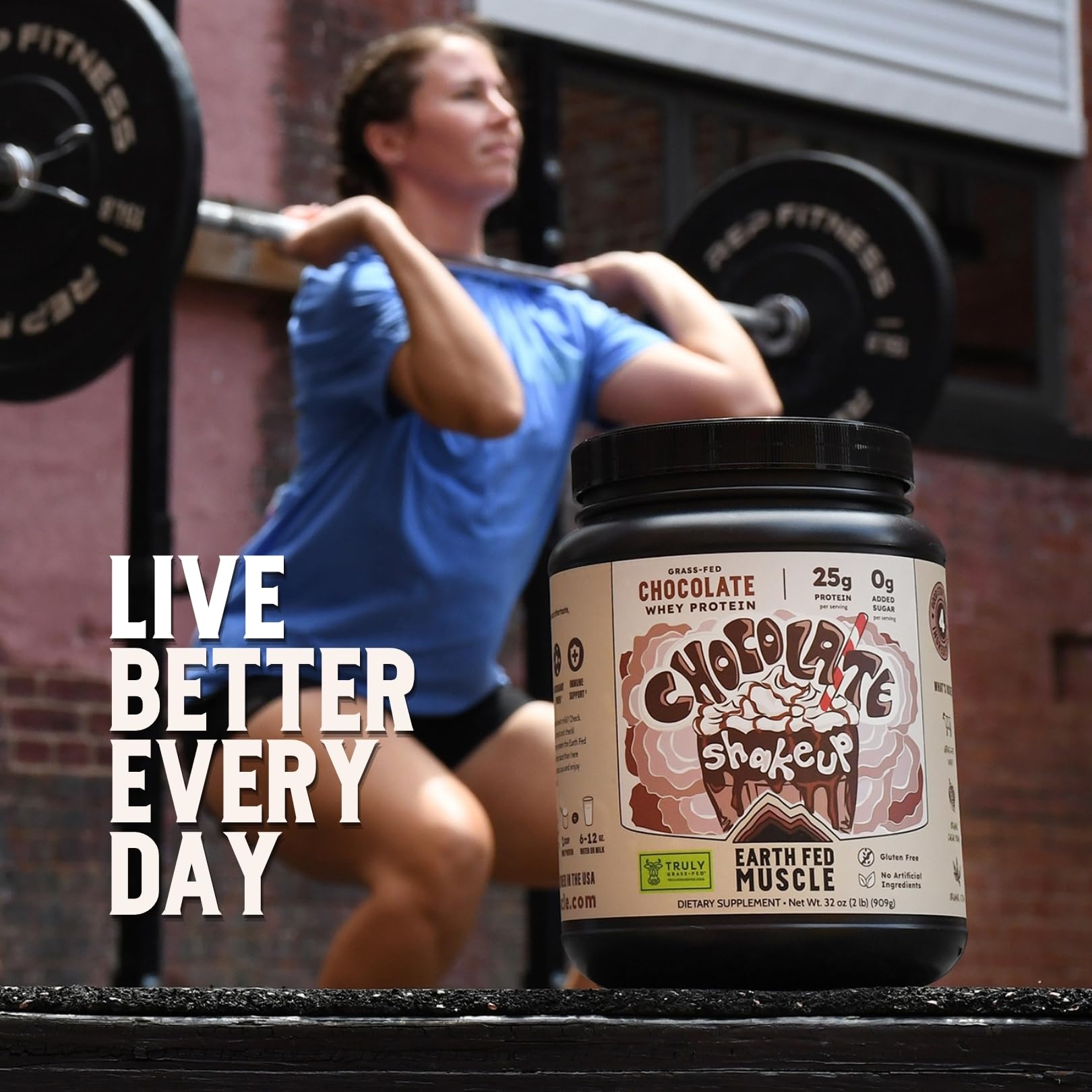 Earth Fed Muscle atleta con batido post entrenamiento para reparar músculos