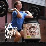 Earth Fed Muscle atleta con batido post entrenamiento para reparar músculos