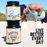 Earth Fed Muscle envase en manos para comparar tamaño y porciones