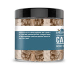 Cápsula de Earthborn Elements cacao en la mano para comparar tamaño y facilidad de uso