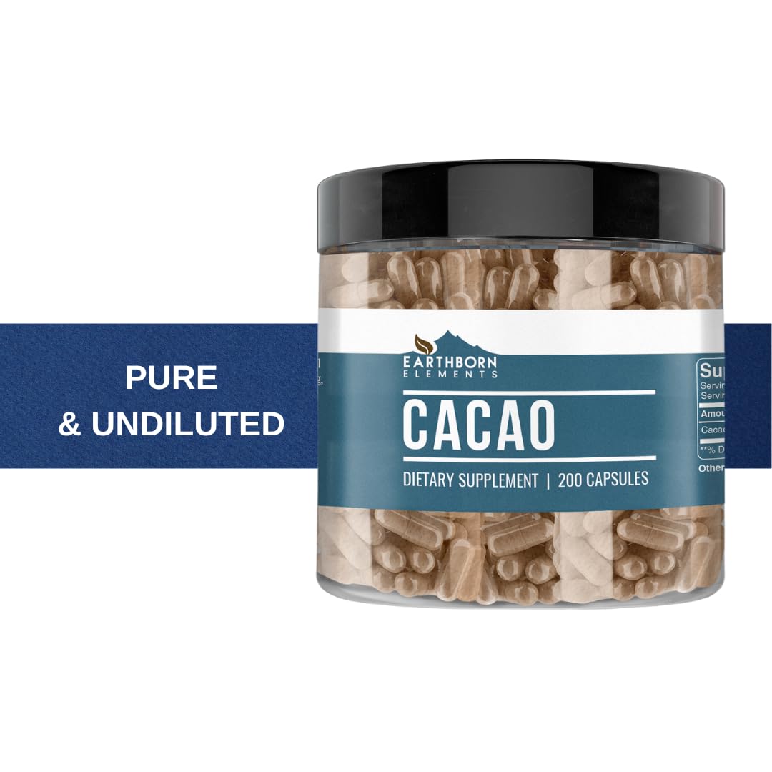 Granos de cacao en manos indicando origen sudamericano de Earthborn Elements cacao