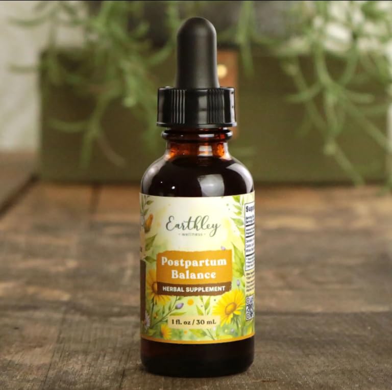 Earthley Wellness frasco junto a regla para mostrar tamaño compacto