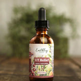 Earthley Wellness UT Relief cerca de ingredientes secos como arándanos y cúrcuma