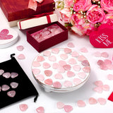 Ecation decoración de mesa con corazones de cuarzo rosa creando ambiente acogedor