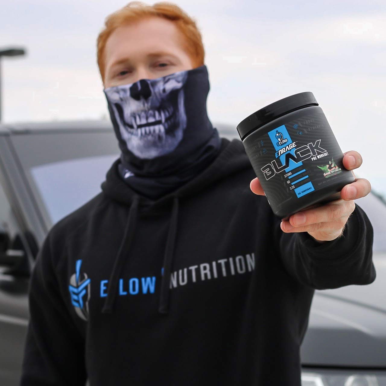 eFlow Nutrition atleta usando Enrage Black en gimnasio para energía