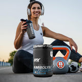 EFX Sports frasco junto a una mano para comparar tamaño y porciones