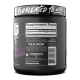 Escena de gimnasio con Kre-Alkalyn EFX en mesa mostrando aplicación pre/post entrenamiento