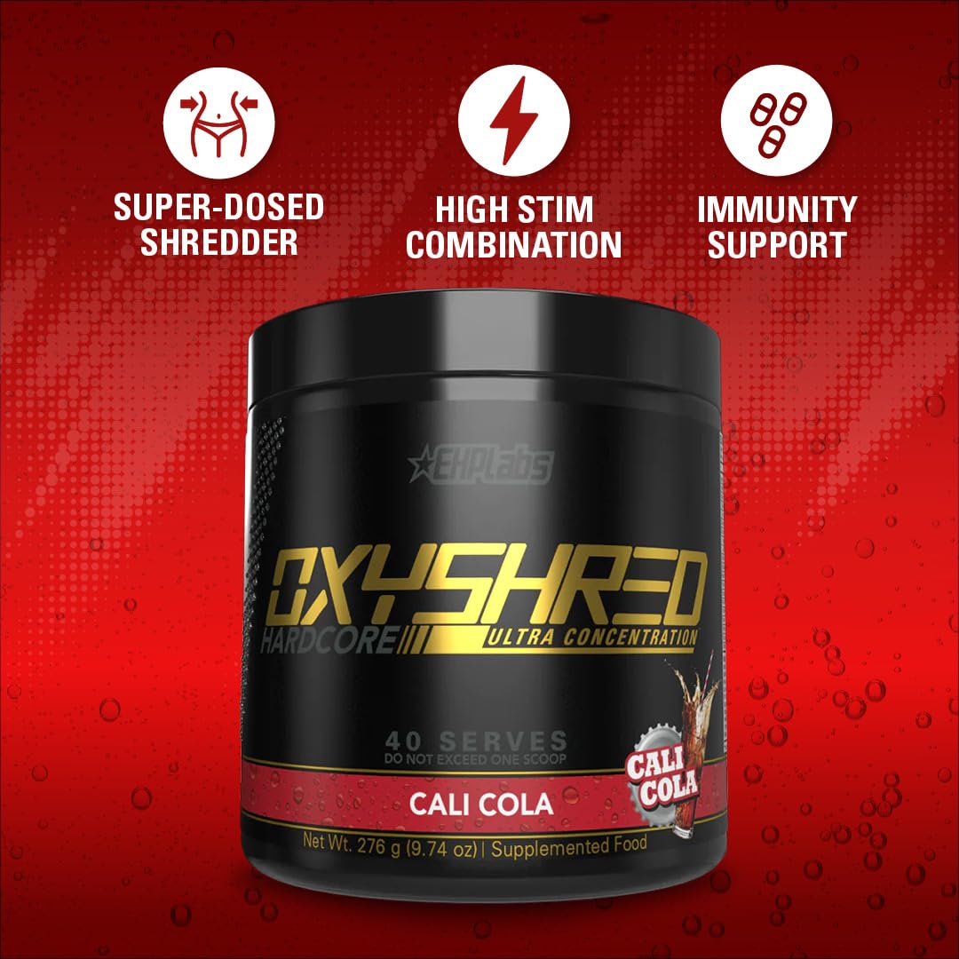 Vaso con batido OxyShred preparado por EHP Labs para impulso antes del entrenamiento