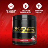 Vaso con batido OxyShred preparado por EHP Labs para impulso antes del entrenamiento