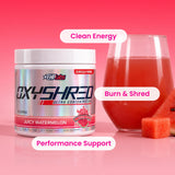 EHP Labs OxyShred bebida en vaso preparada para un impulso antes del entrenamiento