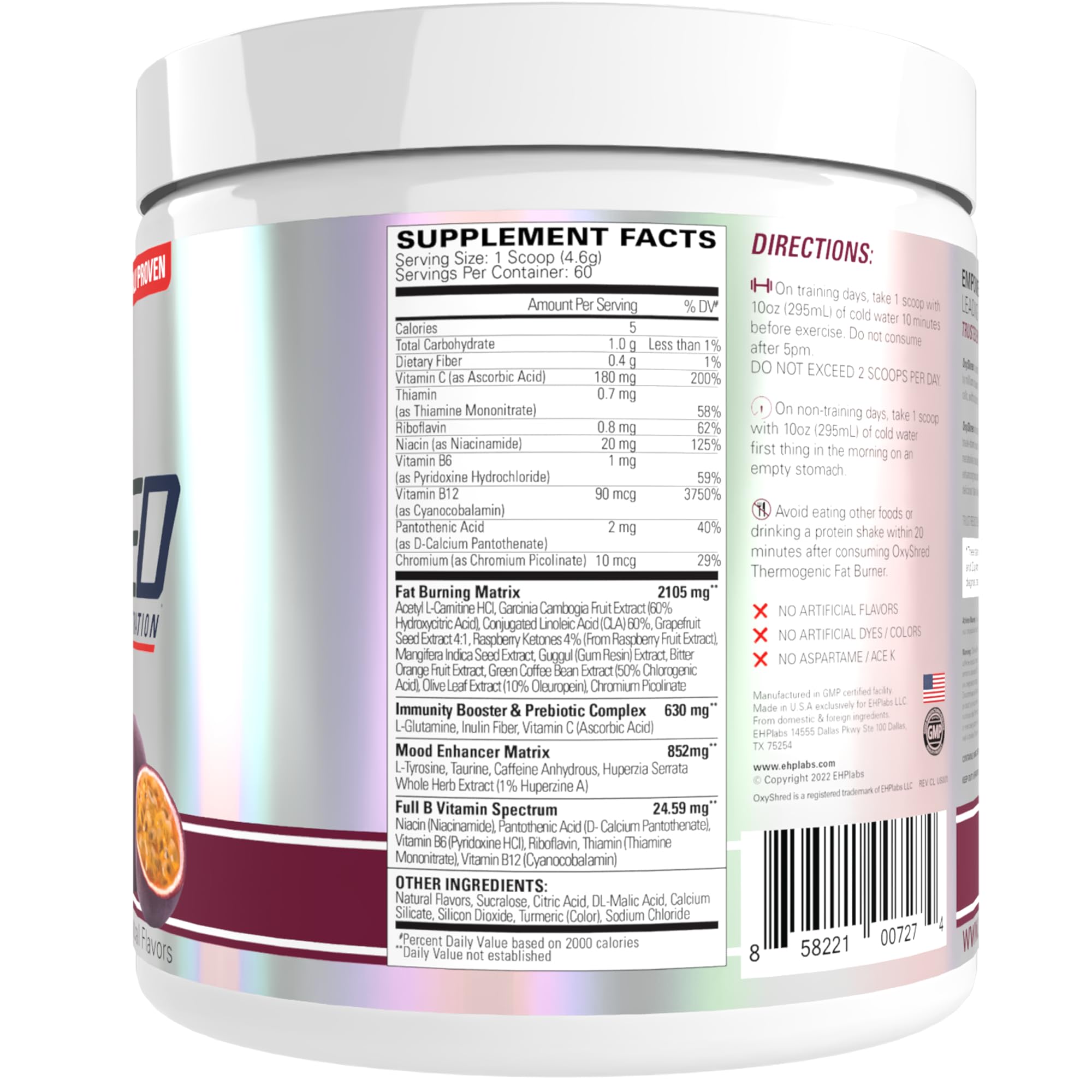 EHP Labs OxyShred atleta vertiendo polvo antes de entrenamiento para mejor rendimiento