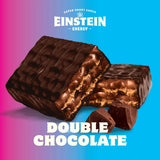 Einstein Energy barrita desenvuelta con cobertura doble chocolate, sabor indulgente.