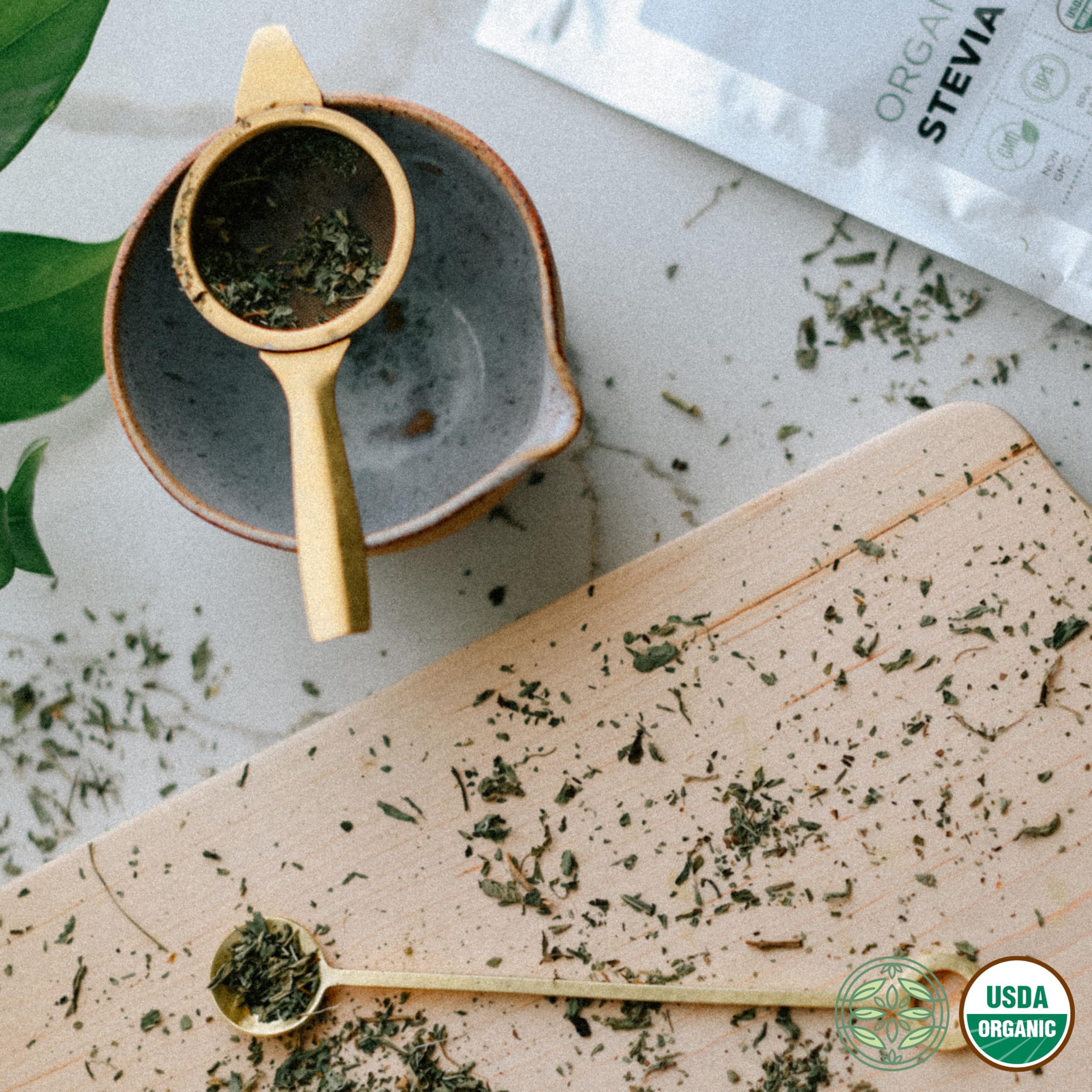 Elanen Naturals hojas en cuchara indicando control de porciones y practicidad
