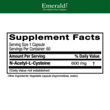 EMERALD LABS primer plano de cápsula vegetal destaca textura y calidad