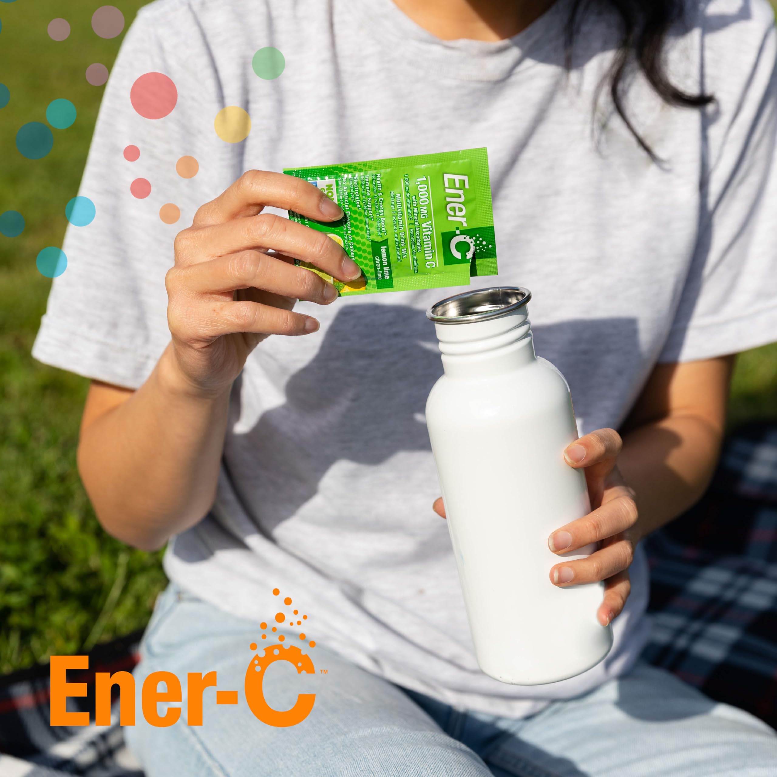 Envase abierto con sobres Ener-C resaltando almacenamiento compacto