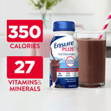 Ensure Plus persona bebiendo en movimiento para energía rápida