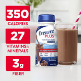 Botella de Ensure Plus en mano mostrando tamaño y portabilidad