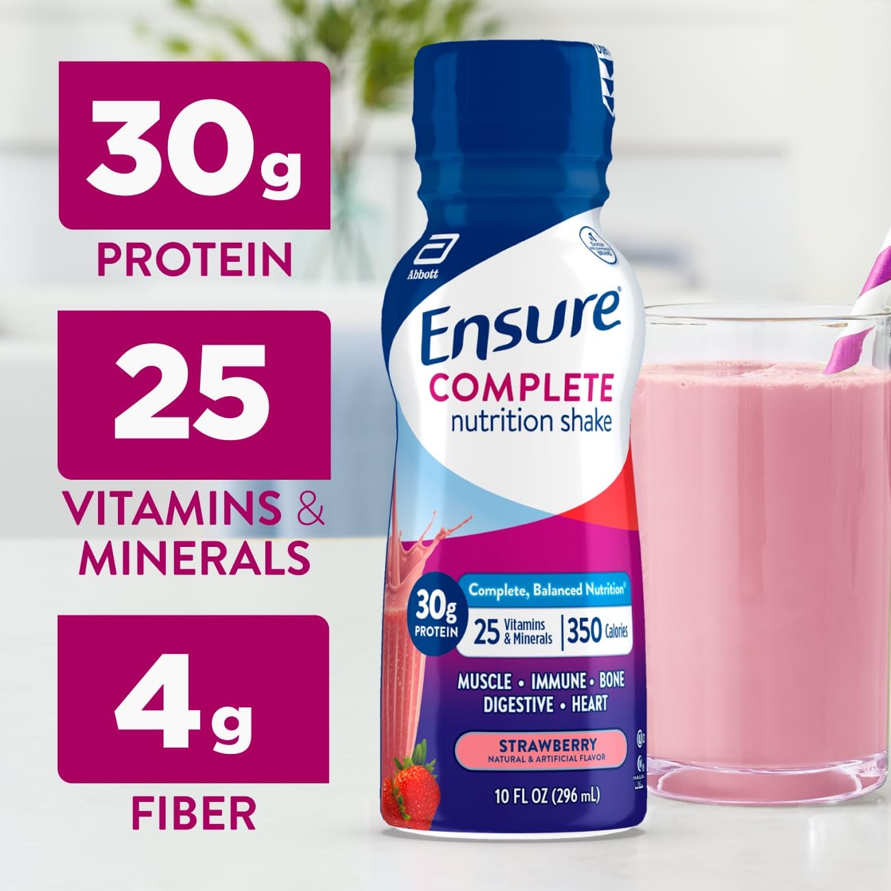 Ensure vertiendo batido fresa en vidrio mostrando textura cremosa