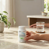 envitamin frasco junto a mano para comparar tamaño y beneficio dosificación clara