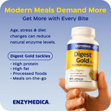 Enzymedica cápsula en mano lista para tomar con la comida