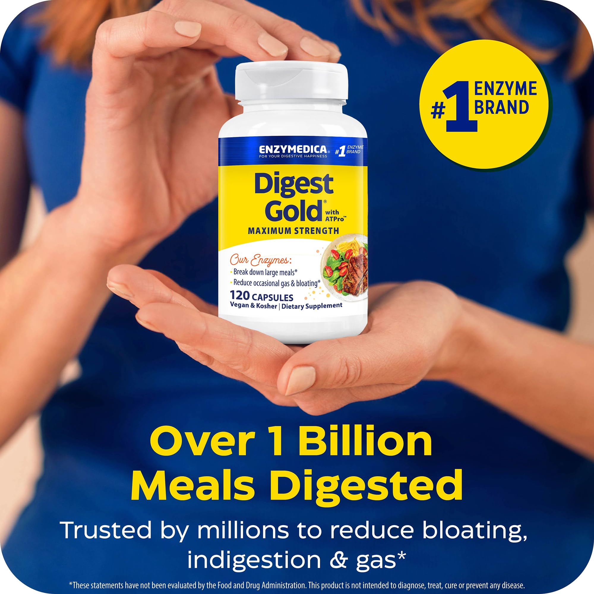 Enzymedica Digest Gold comparación de tamaño con mano para referencia de dosis