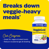Enzymedica VeggieGest cápsulas en la palma para visualizar dosis fácil