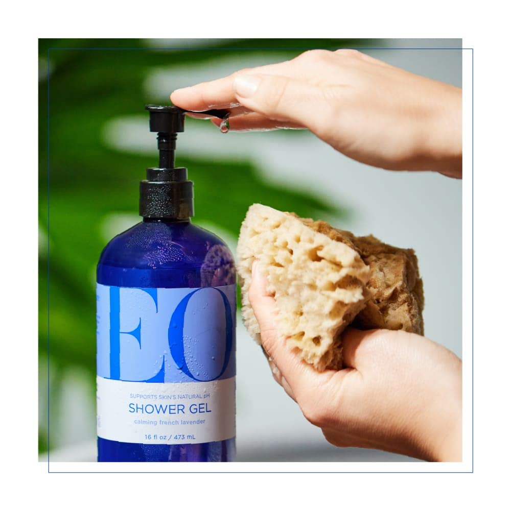 EO producto colocado en baño moderno, aporta aroma relajante