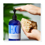EO producto colocado en baño moderno, aporta aroma relajante