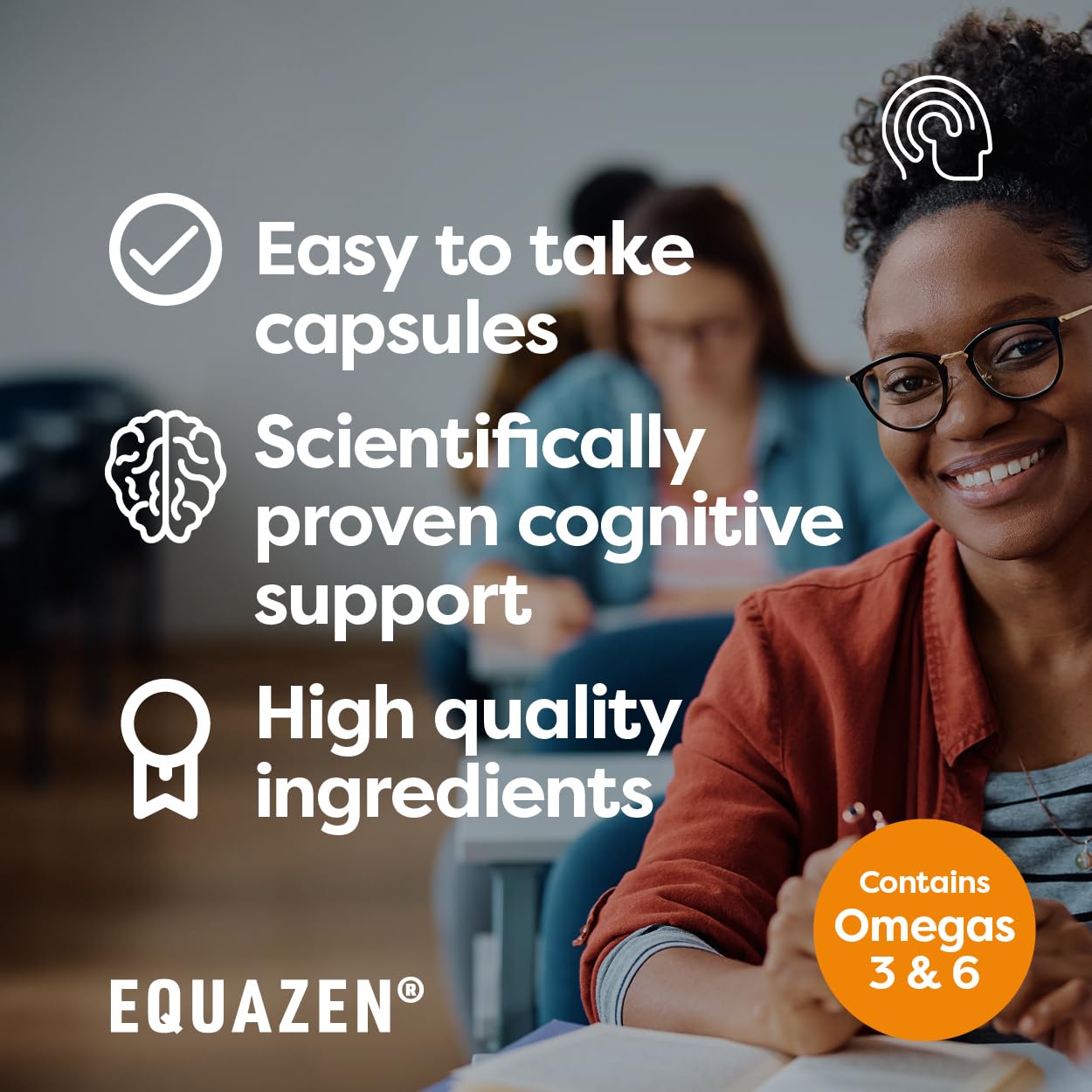Equazen Eye Q cápsulas en mano mostrando tamaño y facilidad