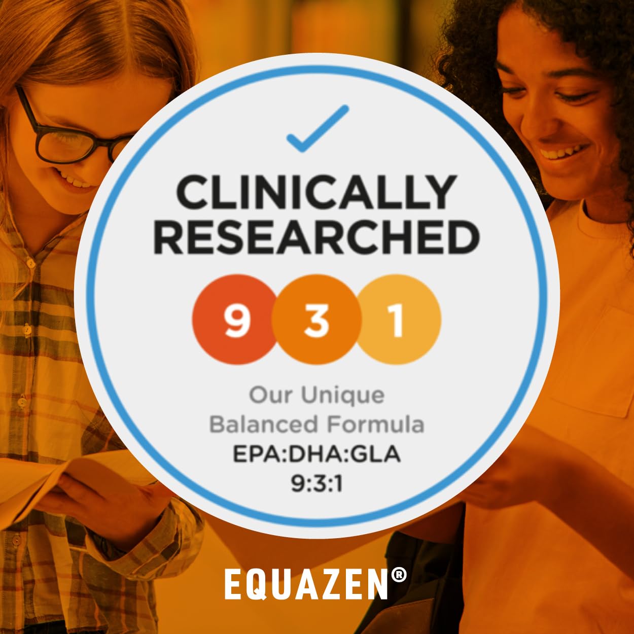 Equazen Eye Q Chews cápsula en mano para comparar tamaño y facilidad de uso