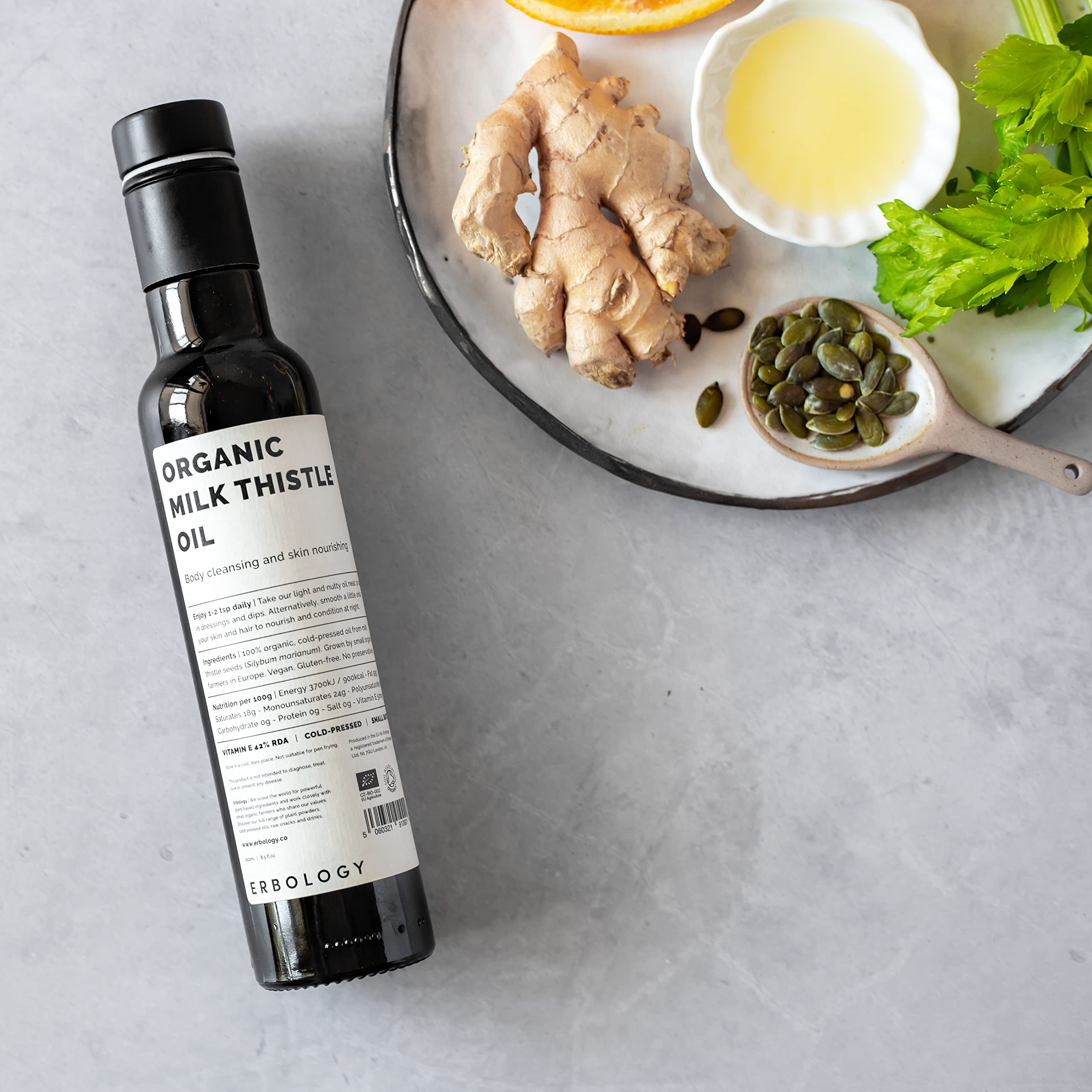 Erbology vertiendo aceite de cardo mariano sobre ensalada, aporta sabor natural y nutrientes