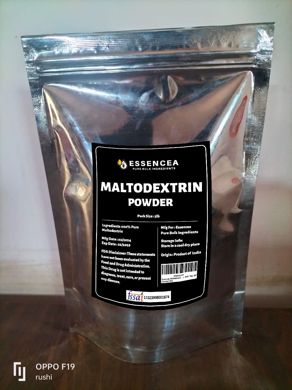 Atleta añadiendo maltodextrina Essencea a batido, energía rápida durante entreno