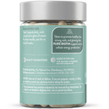 Persona tomando Eu Natural Biotin 5000 mcg mostrando uso cotidiano